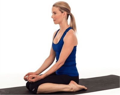 Virasana : la posture du héros